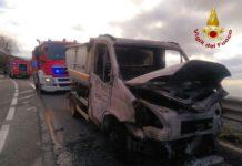 In fiamme mezzo raccolta rifiuti