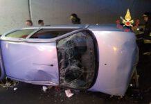 Incidente in galleria, si ribalta auto con tre 20enni