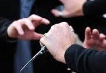 Litiga con la badante della moglie e la accoltella