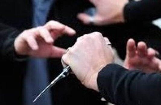 Litiga con la badante della moglie e la accoltella