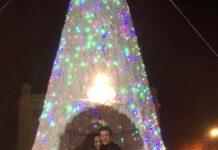 “Mi vuoi sposare”? Sotto albero di Natale a Reggio la romantica proposta con tanto di musica, balletto e cuoricini