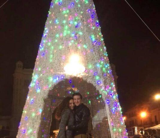 “Mi vuoi sposare”? Sotto albero di Natale a Reggio la romantica proposta con tanto di musica, balletto e cuoricini