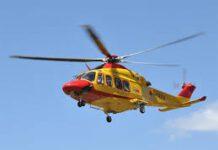 Avvolta dalle fiamme mentre accende camino, grave 49enne