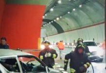 Violento incidente in autostrada, poliziotti salvano donne rimaste bloccate in auto