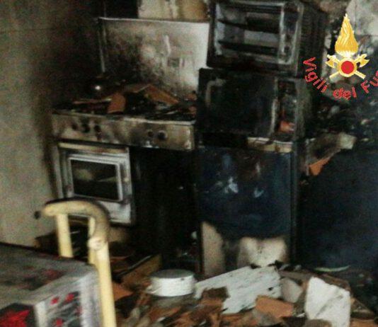 Appartamento in fiamme nella notte, coniugi salvi grazie ad un vicino