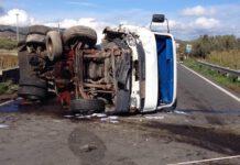 Incidente su SS106, si ribalta camion
