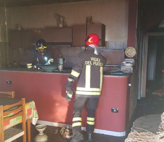 Appartamento in fiamme, trovata tanica benzina