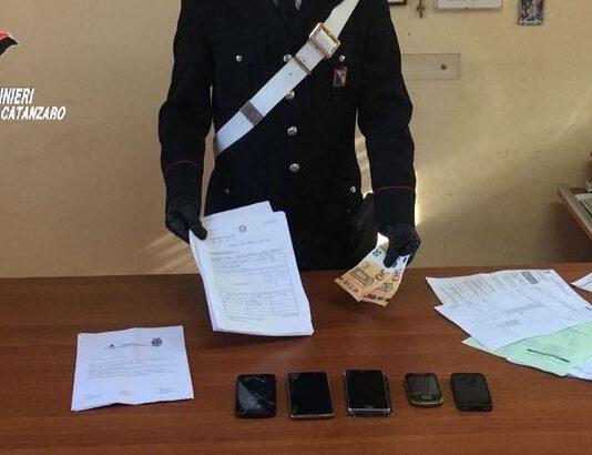 Si finge poliziotto per estorcere denaro, arrestato 31enne