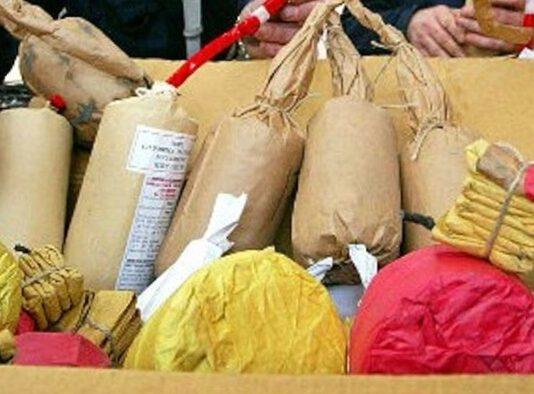 Sequestrati 9 quintali di botti illegali, denunciati due cinesi