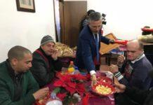 Agenti Polizia cucinano per senzatetto