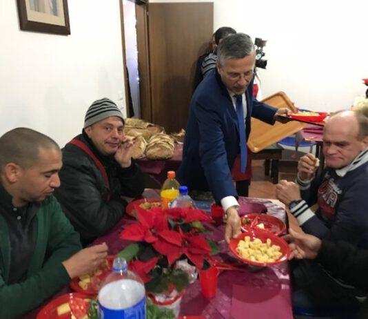 Agenti Polizia cucinano per senzatetto