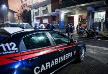 Spara, ferisce nuora e figlio e si barrica in casa