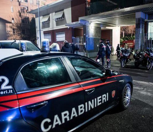 Spara, ferisce nuora e figlio e si barrica in casa