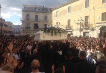 Migliaia di persone per l’ultimo saluto a Giuseppe, il 18enne ucciso