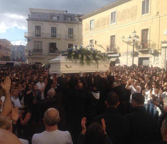 Migliaia di persone per l’ultimo saluto a Giuseppe, il 18enne ucciso