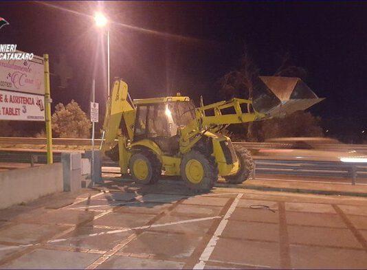 Ruspa contro banca per sfondare bancomat