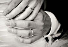 Si innamora dell’infermiera che gli dona un rene e la sposa