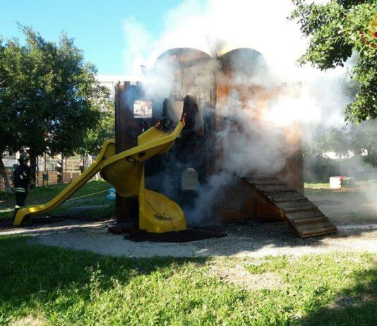 Incendio parco giochi