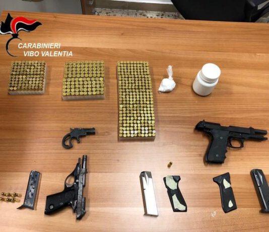 Pistole clandestine e munizioni in casa, arrestato 35enne