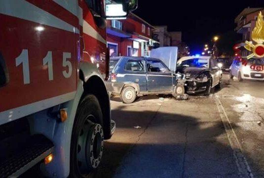 Scontro frontale tra due auto su Ss 106, 5 feriti tra cui una bimba di 6mesi
