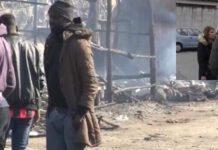 Aggrediti da migranti con, martello nella tendopoli. Dito rotto per giornalista