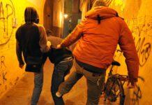 “Ti comporti come una femmina”, massacrato di botte ventenne