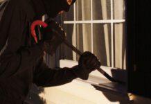 Sorpreso a rubare in casa, lancia tv addosso Carabinieri