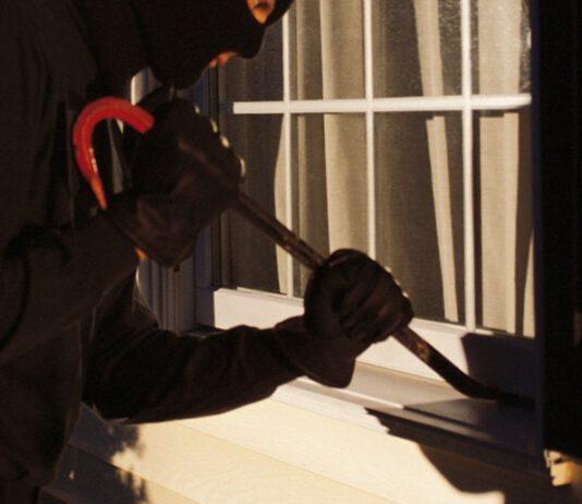 Sorpreso a rubare in casa, lancia tv addosso Carabinieri