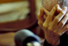 Minaccia genitori anziani per soldi, arrestato