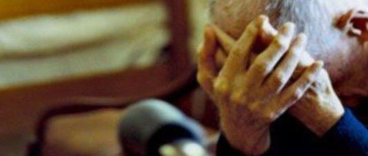 Minaccia genitori anziani per soldi, arrestato