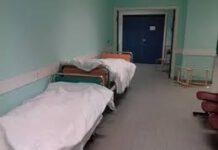 Mancanza di posti in obitorio, salme nei corridoi