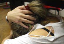 Figlia rivela abusi sessuali del padre in un tema, lui si impicca