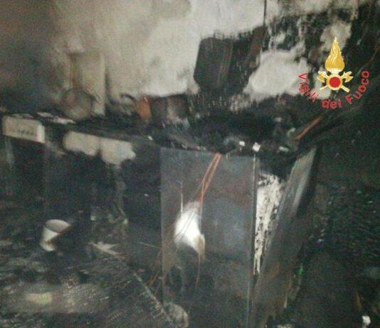 Incendio in abitazione, anziana in salvo