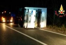 Maltempo Calabria, tir si ribalta per forte vento