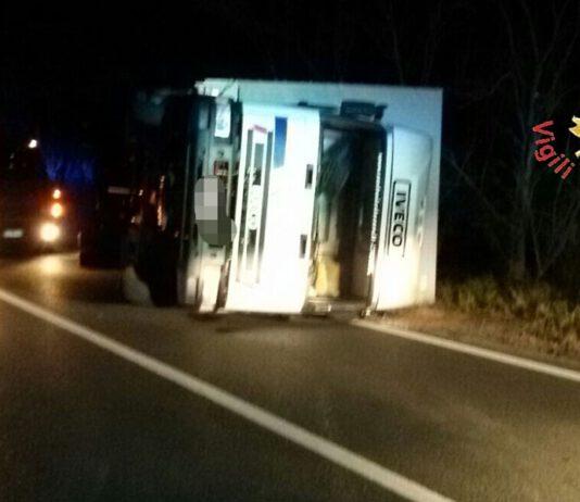 Maltempo Calabria, tir si ribalta per forte vento