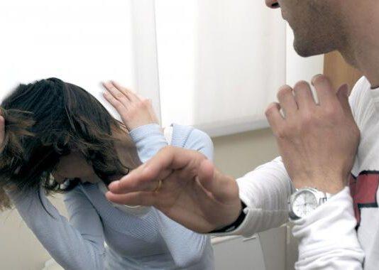 Picchia moglie davanti figlio minore, arrestato 41enne