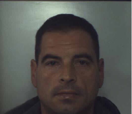 Colpisce con un pugno anziana per rubarle portafogli, arrestato rumeno
