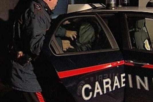 Forza posto di blocco ed investe carabiniere, arrestato 34enne