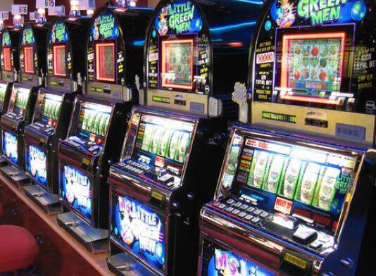 Controlli Carabinieri sale giochi e sale scommesse. Sequestro computer e sanzioni
