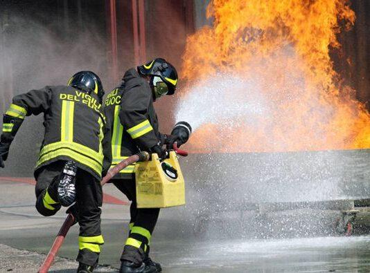 Notte di incendi, in fiamme 5 mezzi