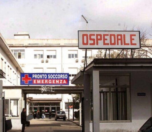 Arriva in ospedale con febbre alta e bronchite, 43enne muore dopo poche ore