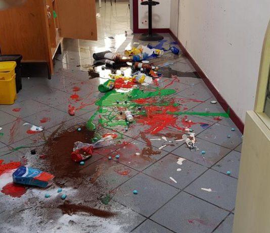 Vandali in scuola di notte, rubati tutti i pc