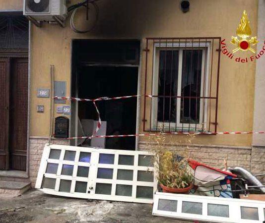 Fuga di gas, esplosione in appartamento, feriti