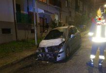 Due auto in fiamme nella notte