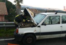 Grave Incidente stradale, tre feriti. Anziano rimasto incastrato auto