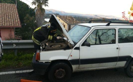 Grave Incidente stradale, tre feriti. Anziano rimasto incastrato auto
