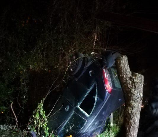 Grave incidente in serata a Feroleto, auto si ribalta