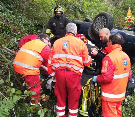 Incidente a Feroleto, auto finisce fuori strada
