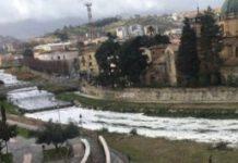 Schiuma maleodorante in fiume, scarichi rifiuti industriali