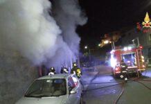 Incendio in magazzino nella notte